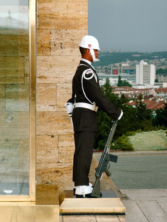 ANKARA - een wacht bij het Mausoleum van Atatürk