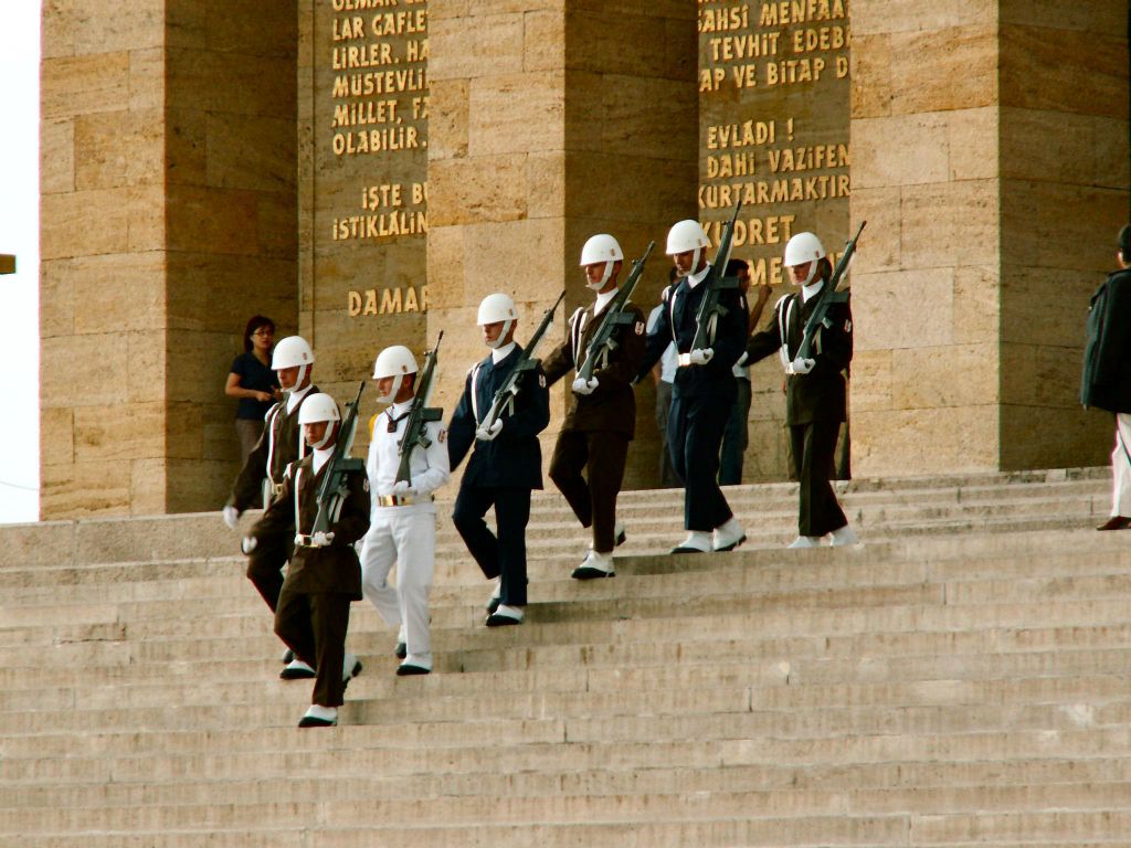 ANKARA - de afwisseling van de wacht bij het Mausoleum van Atatürk