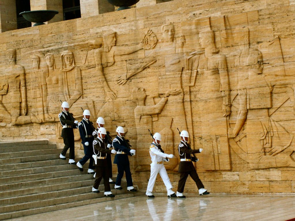 ANKARA - de afwisseling van de wacht bij het Mausoleum van Atatürk