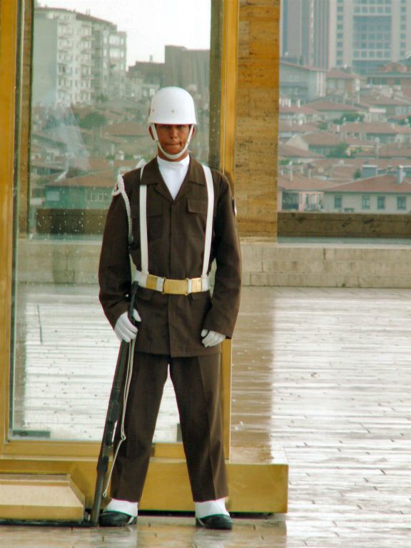 ANKARA - een wacht bij het Mausoleum van Atatürk