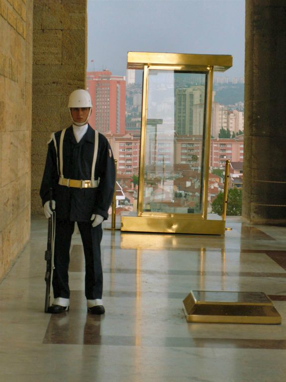 ANKARA - een wacht bij het Mausoleum van Atatürk