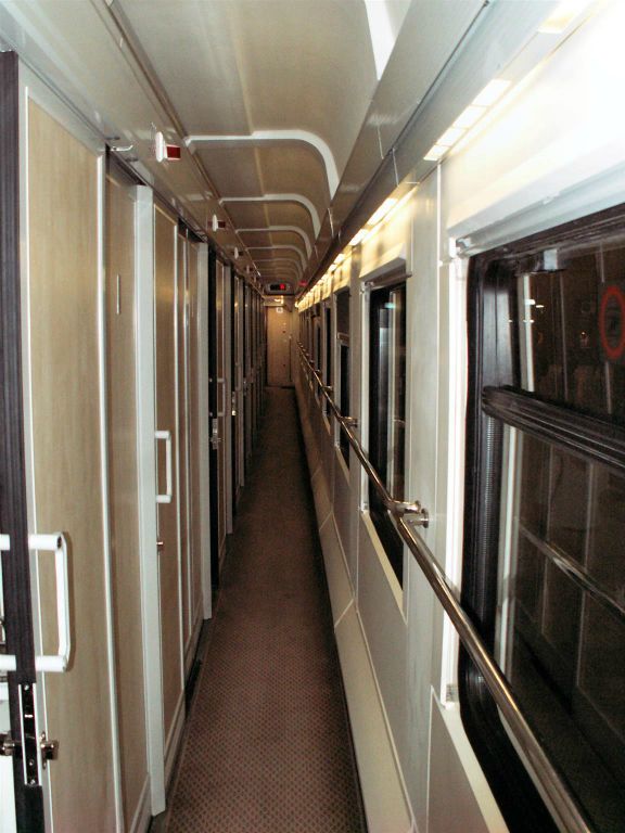 ANKARA - een gangpad in de trein