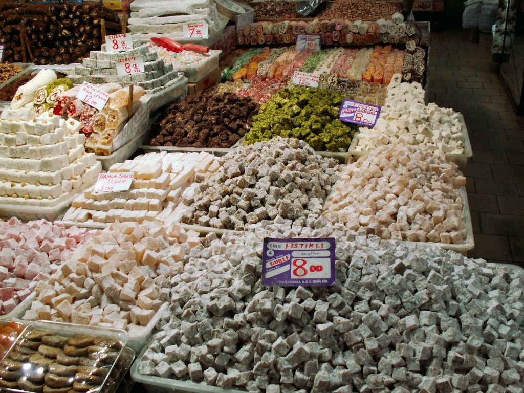 ISTANBUL - diverse eetwaar op de Spice bazaar
