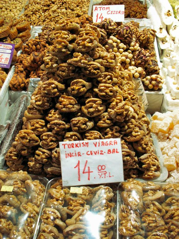 ISTANBUL - diverse eetwaar op de Spice bazaar