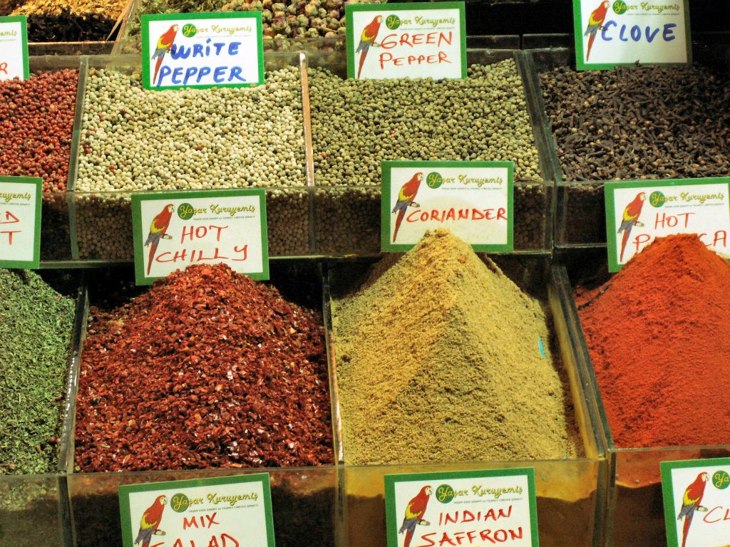 ISTANBUL - diverse eetwaar op de Spice bazaar