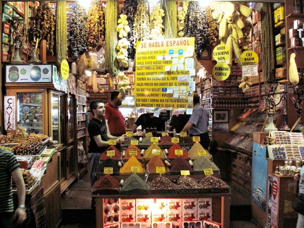 ISTANBUL - diverse eetwaar op de Spice bazaar