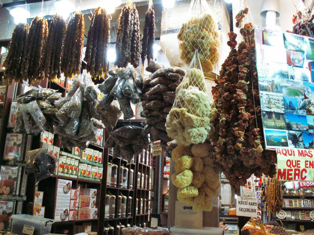 ISTANBUL - diverse eetwaar op de Spice bazaar