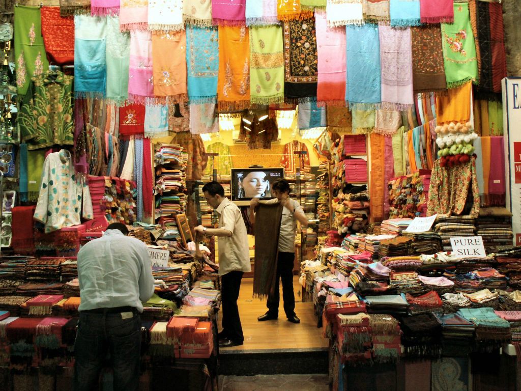 ISTANBUL - een kraam met doeken op de Spice bazaar