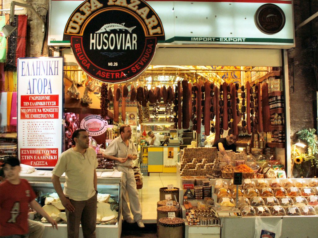 ISTANBUL - diverse eetwaar op de Spice bazaar