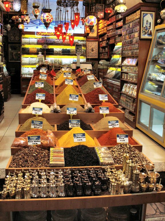 ISTANBUL - diverse kruiden op de Spice bazaar