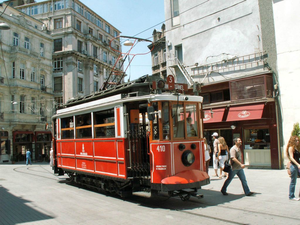 INSTANBUL - een tram in het oude gedeelte