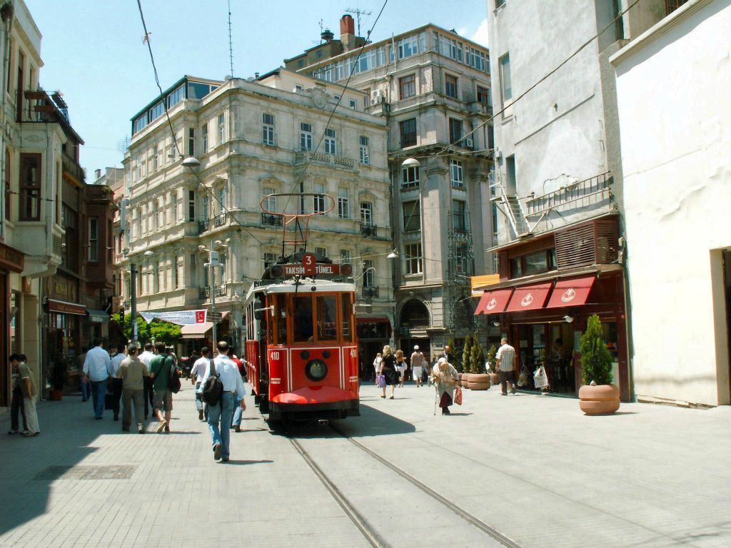 INSTANBUL - een tram in het oude gedeelte