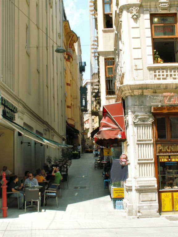 INSTANBUL - een steeg in het oude gedeelte