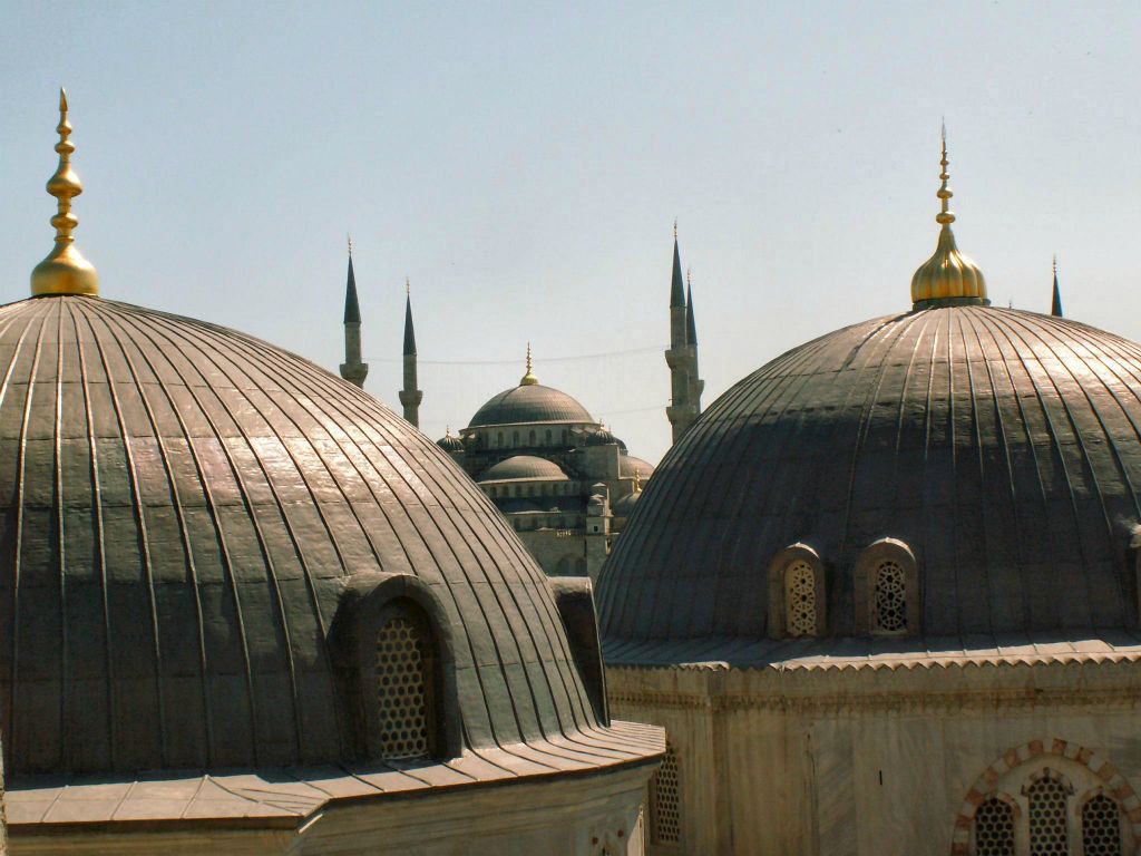 ISTANBUL - enkele daken van moskee vanaf de Aya Sophia moskee