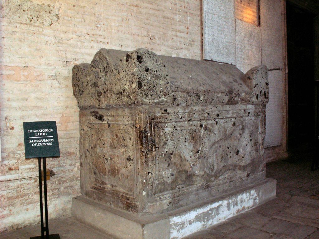 ISTANBUL - een sarcofaag bij de Aya Sophia moskee