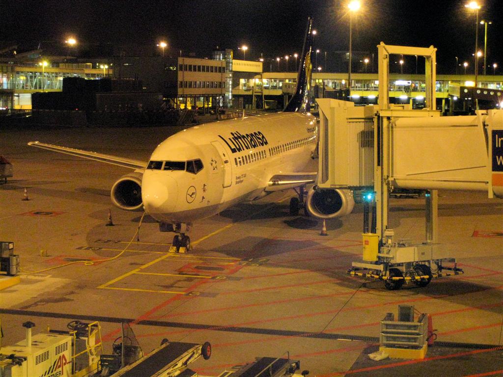 AMSTERDAM - de boeing 737-300 van Lufthansa die ons naar Frankfurt brengt