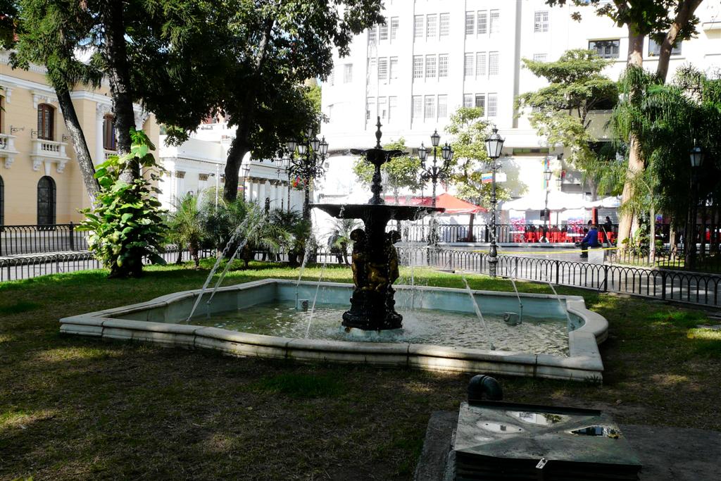 CARACAS - fontein in het park Plaza Bolívar