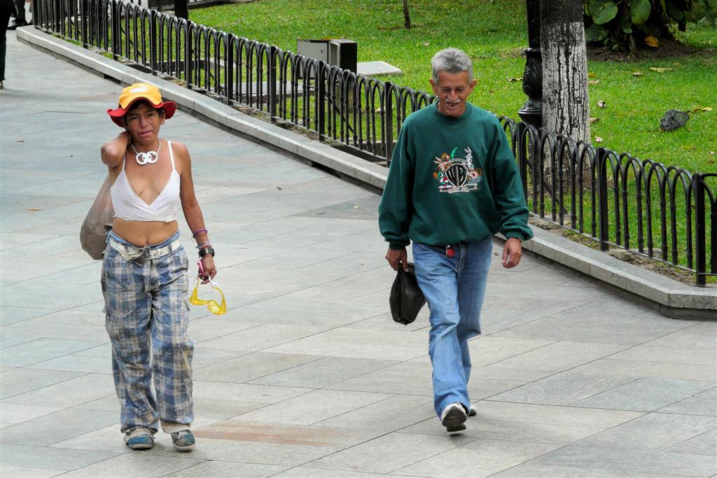 CARACAS - Venezolanen in het park Plaza Bolívar
