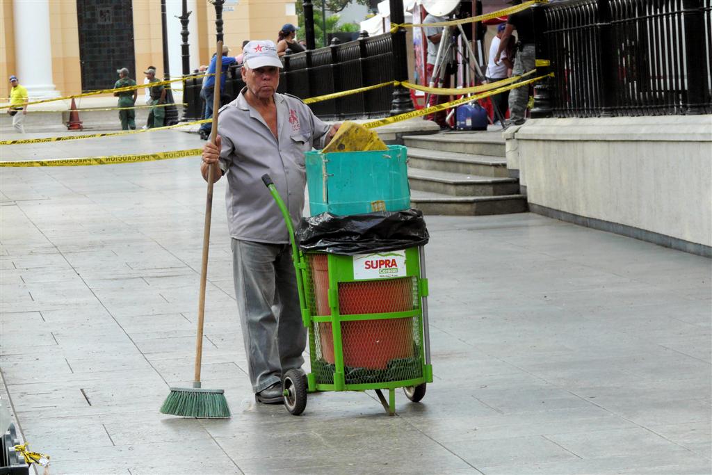 CARACAS - schoonmaker bij het park Plaza Bolívar