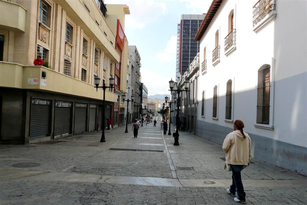 CARACAS - straat bij Plaza Bolívar