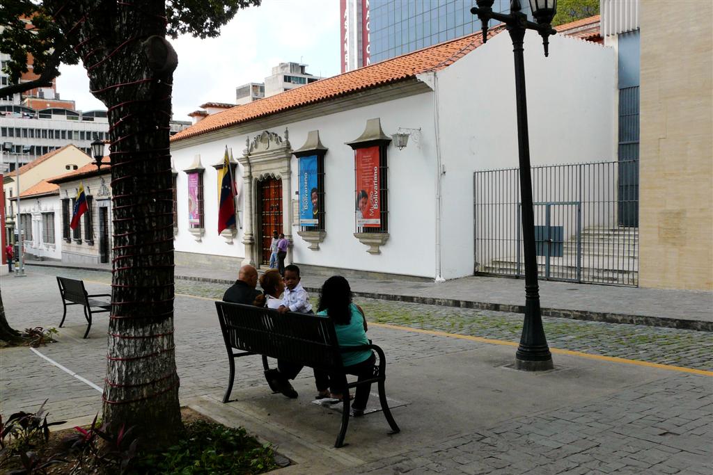 CARACAS - straat bij het Bolivariaanse museum