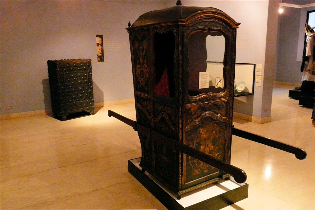 CARACAS - draagstoel in het Bolivariaanse museum