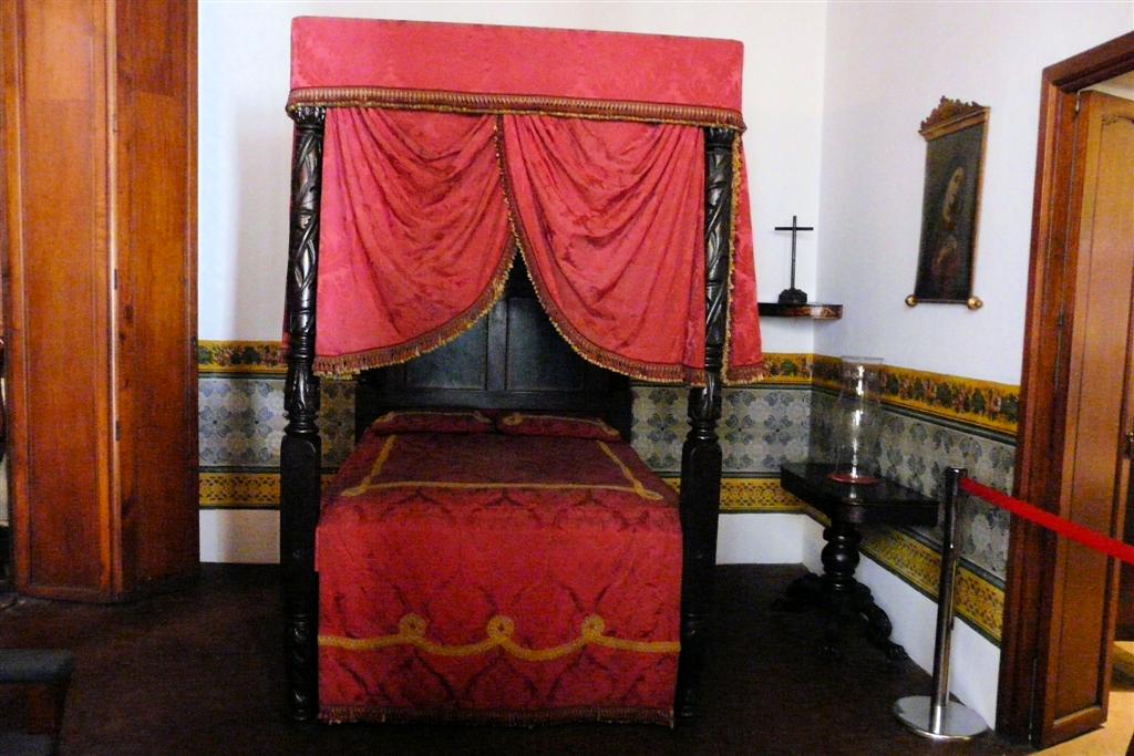 CARACAS - bed in het geboortehuis van Simón Bolívar