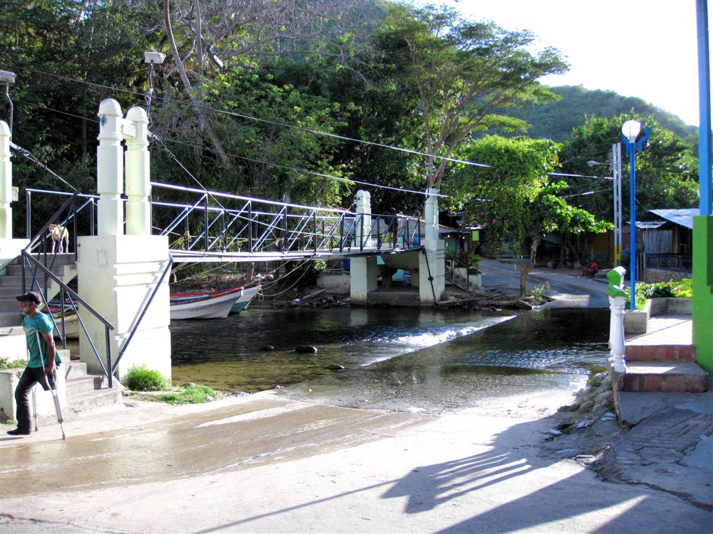 CHORONI - weg door rivier