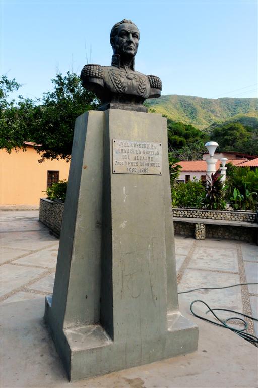 CHUAO - standbeeld van professor Efren Rodriguez in Chuao