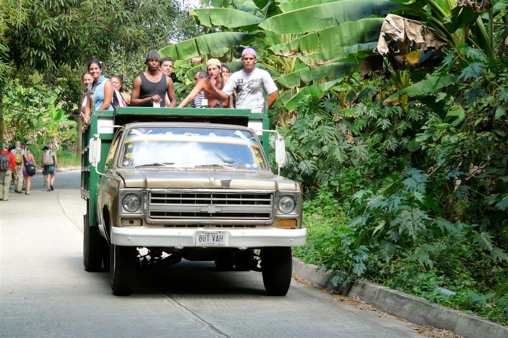 CHUAO - oude Chevrolet truck met een aantal inwoners