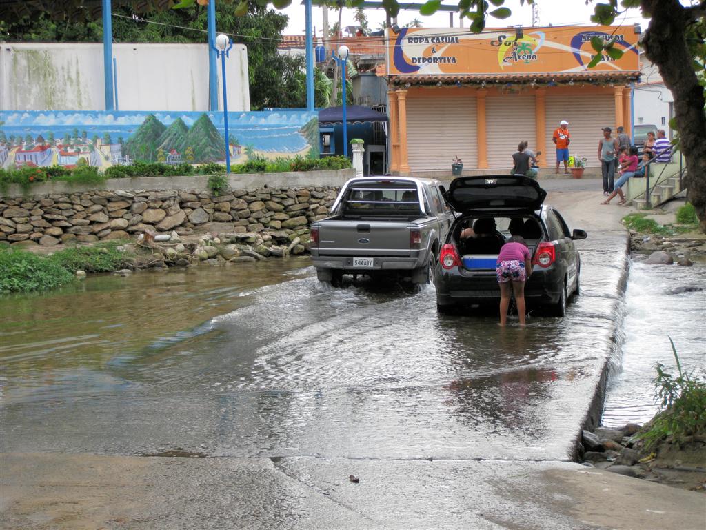 CHORONI - auto wassen in de rivier