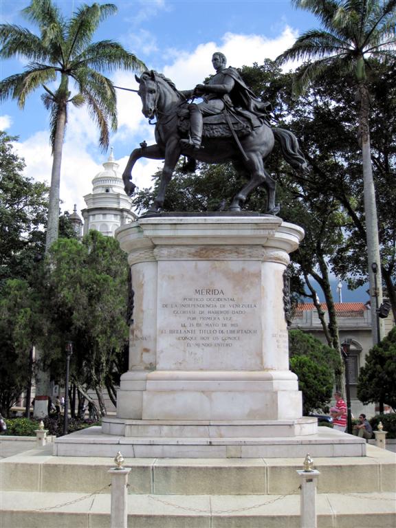 MÉRIDA - standbeeld bij Plaza Bolívar
