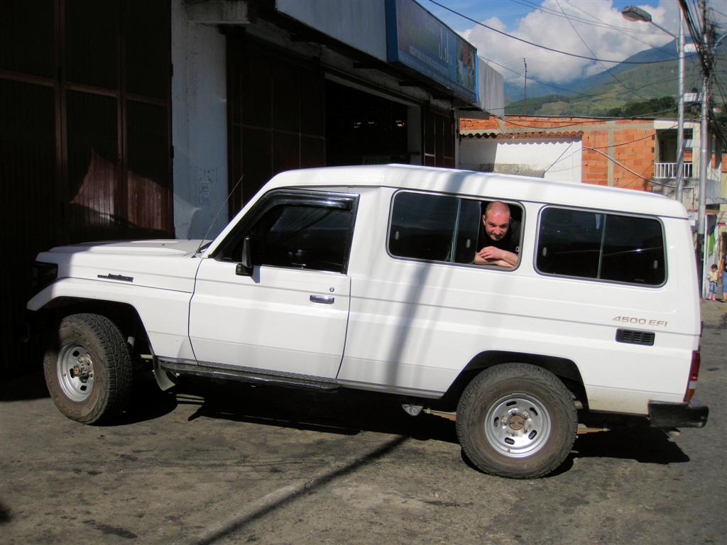 MÉRIDA -> LOS NEVADOS - Carlos in een Toyota landcruiser die ons naar Los Nevados brengt