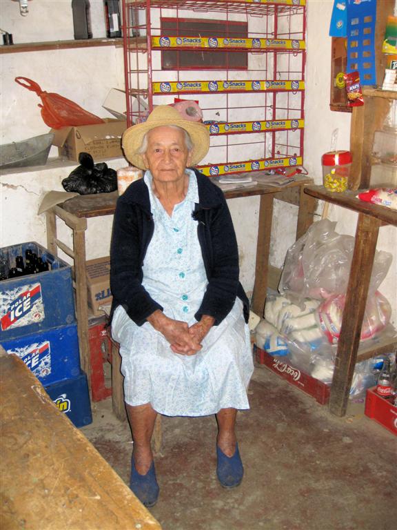 MÉRIDA -> LOS NEVADOS - oudere vrouw van buurtwinkel
