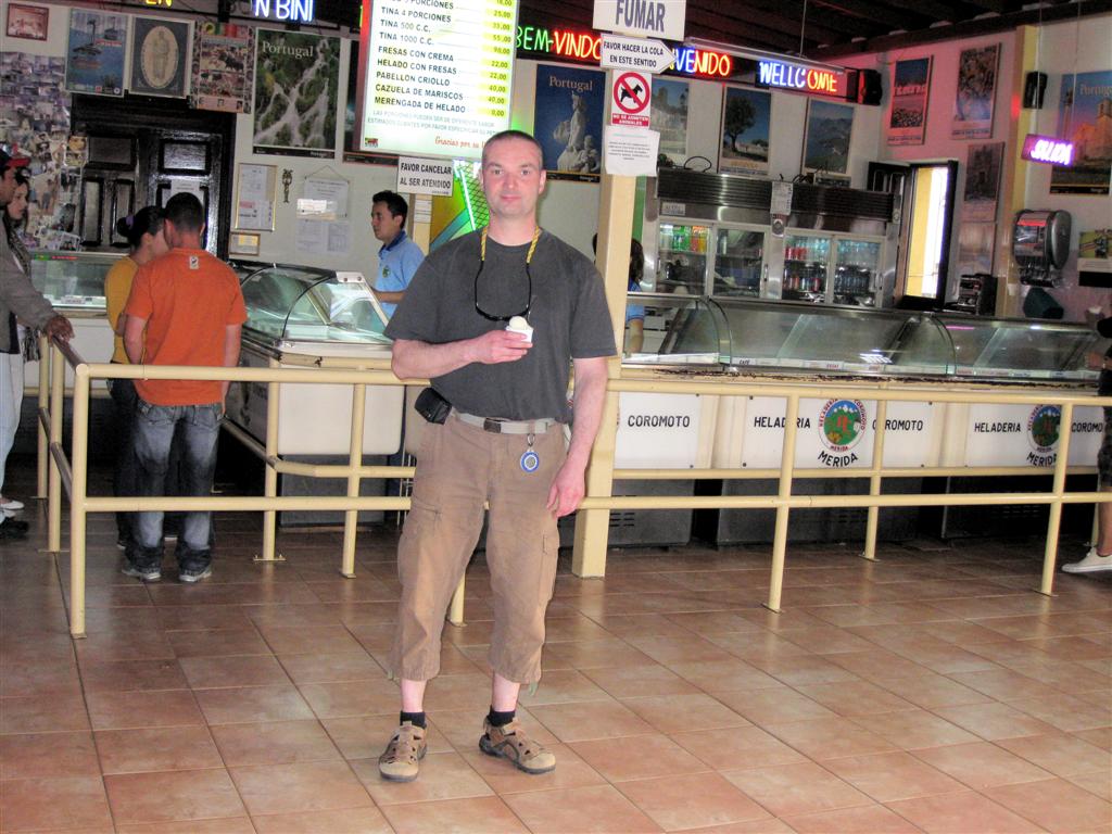MÉRIDA - Carlos met ijs in het beroemde ijssalon Heladería Coromoto met meeste smaken ter wereld
