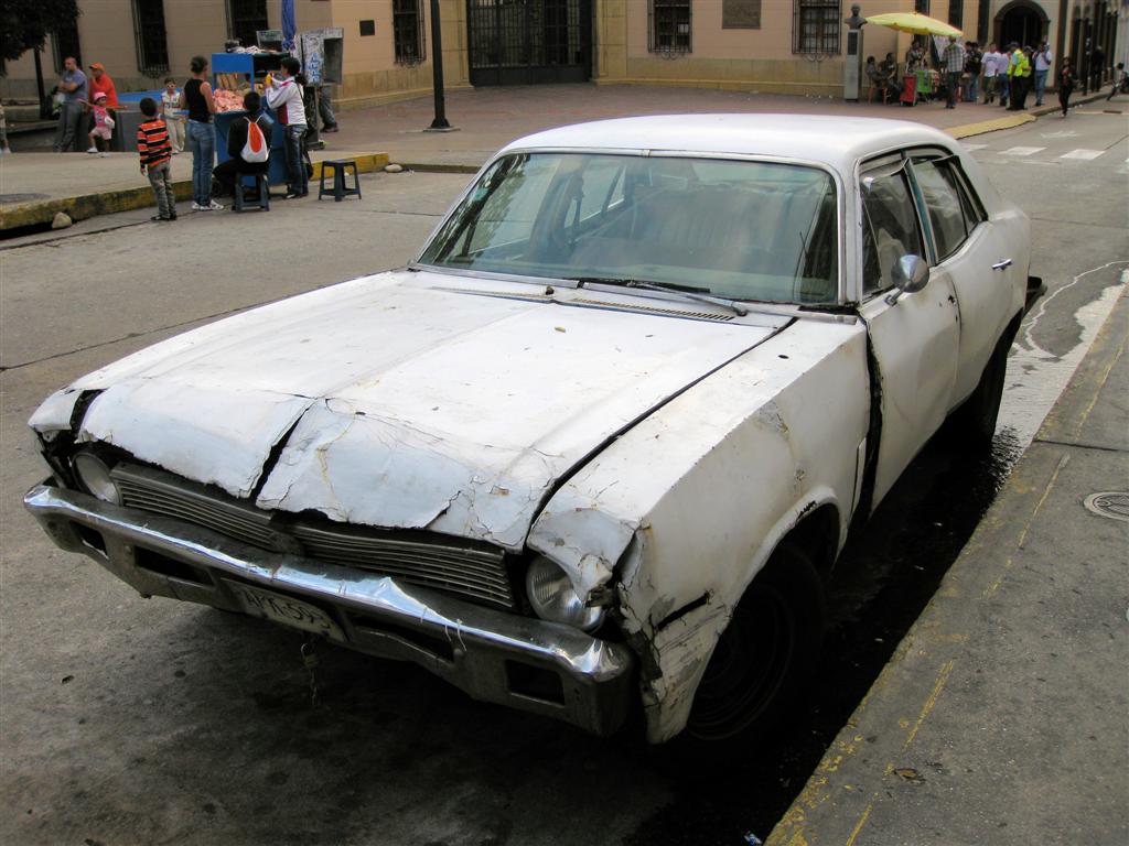 MÉRIDA - auto langs de stoep