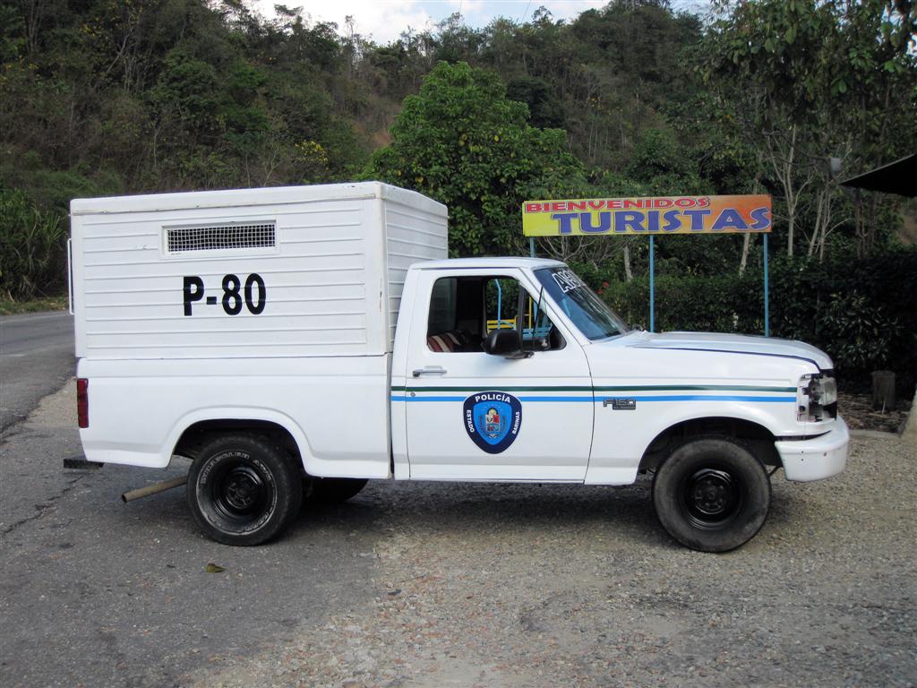 MÉRIDA -> PUERTO NUTRIAS - politie arrestanten auto