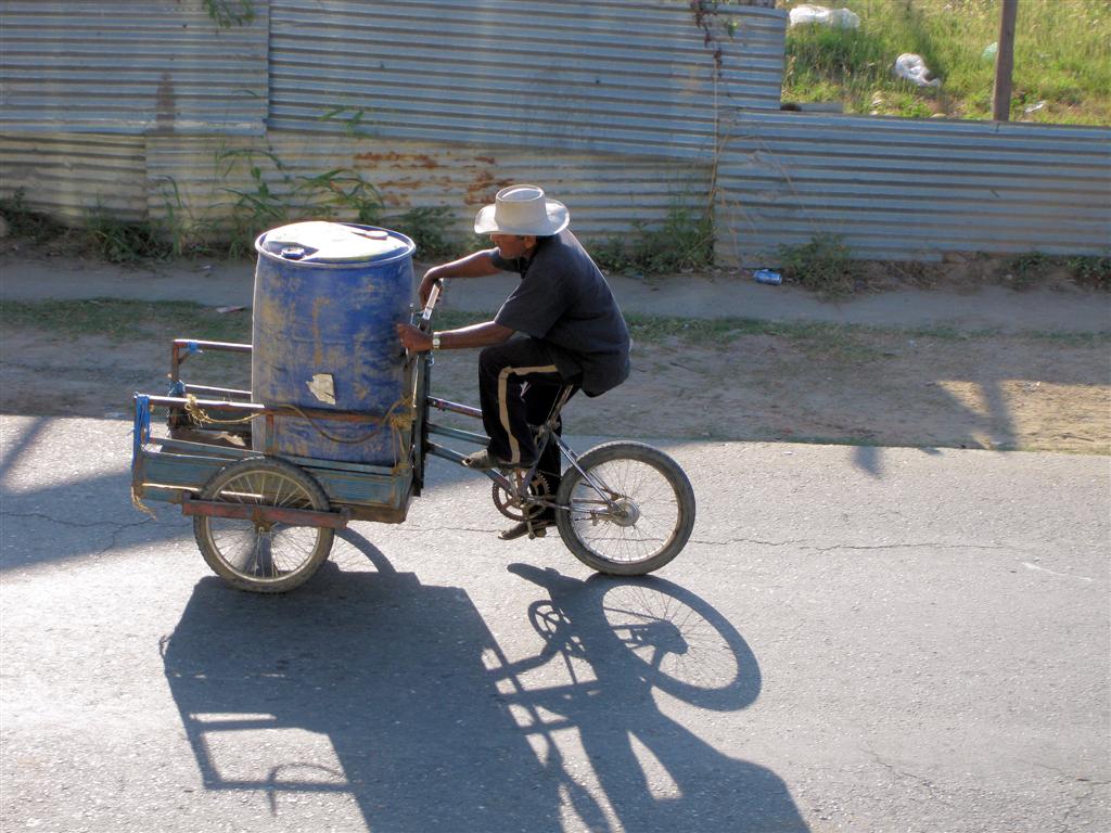PUERTO NUTRIAS -> LIANOS - Venezolaan op een bakfiets