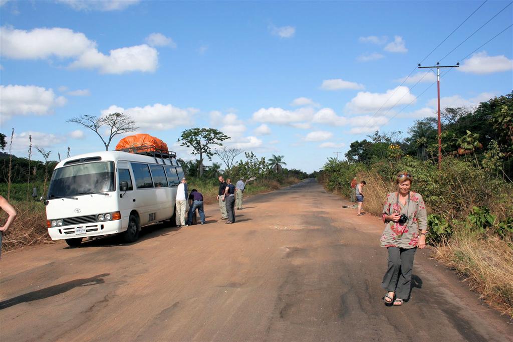 LIANOS -> CIUDAD BOLĺVAR - diesel van onze bus wordt bijgevuld met jerrycan