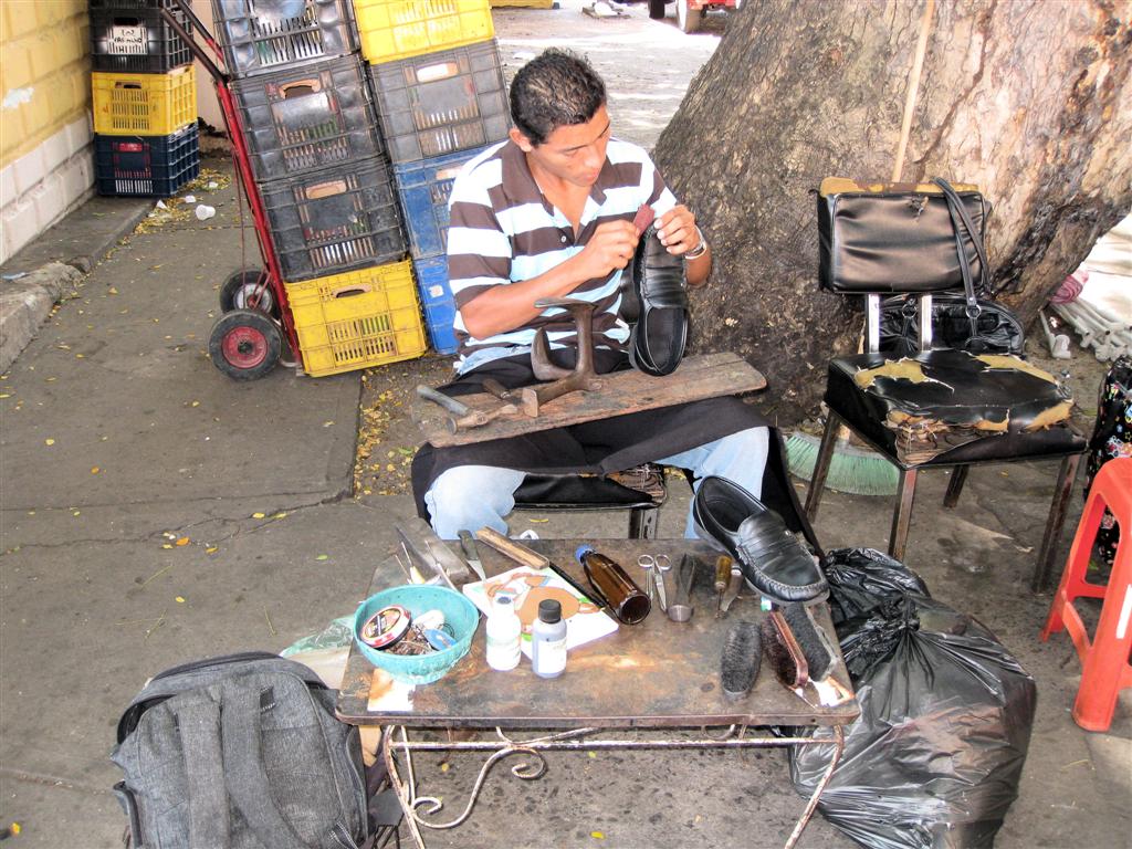 CIUDAD BOLĺVAR - schoenmaker op straat