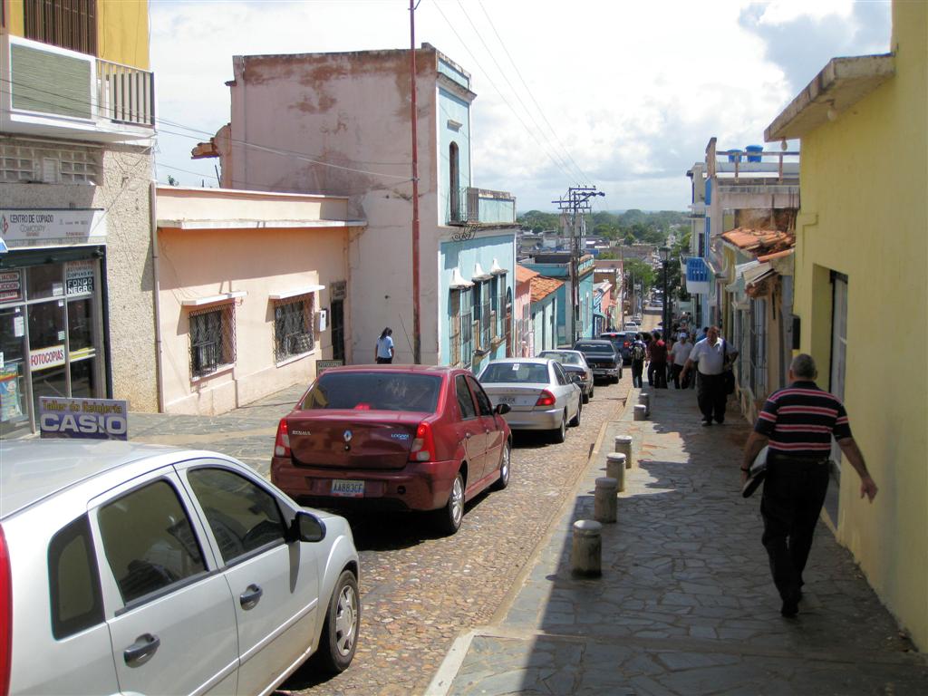 CIUDAD BOLĺVAR - drukke steile straat