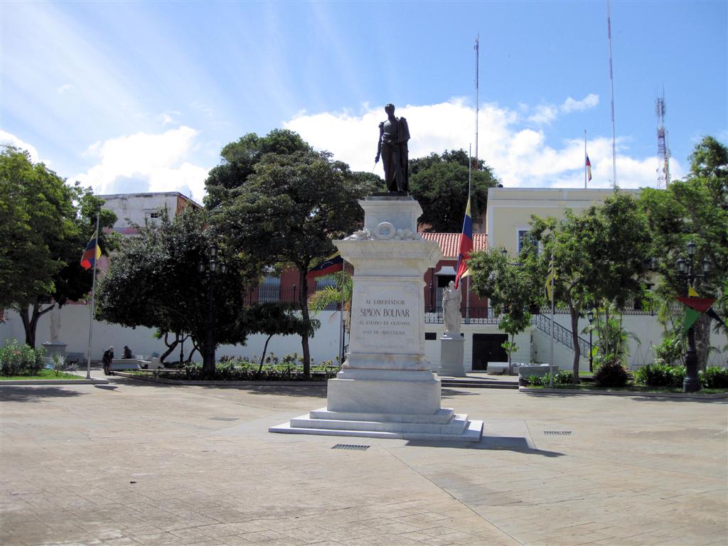 CIUDAD BOLĺVAR - standbeeld van Simón Bolívar