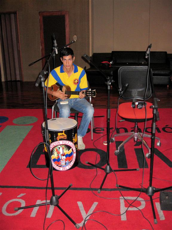 CIUDAD BOLĺVAR - muzikant in geluidsstudio gevestigd in oude gevangenis