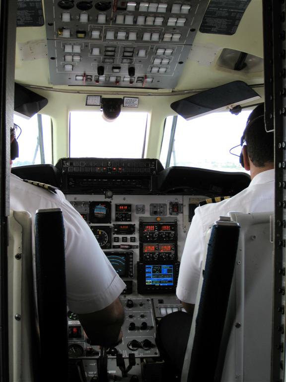 CIUDAD BOLĺVAR -> CANAIMA NATIONAAL PARK - piloten in de cockpit van onze jet