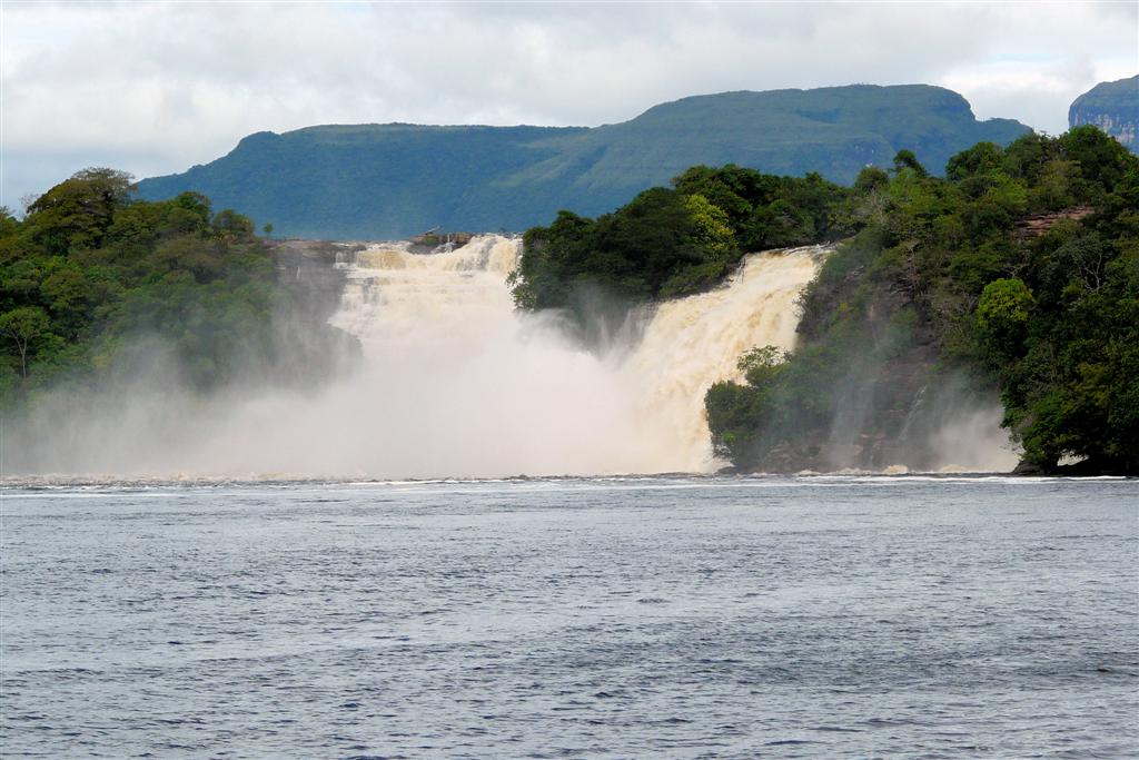CANAIMA NATIONAAL PARK - twee watervallen van de Canaima laguna