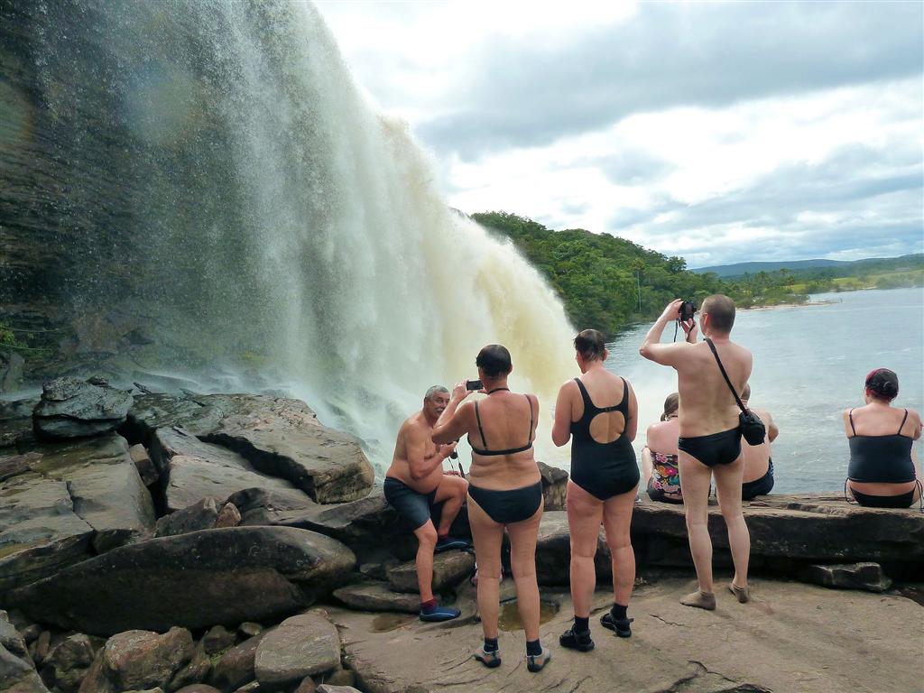 CANAIMA NATIONAAL PARK - groepsleden en Carlos bij Sapo waterval
