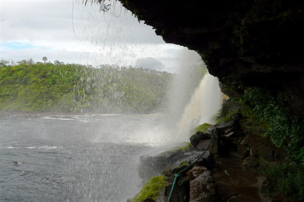 CANAIMA NATIONAAL PARK - achter de Sapo waterval