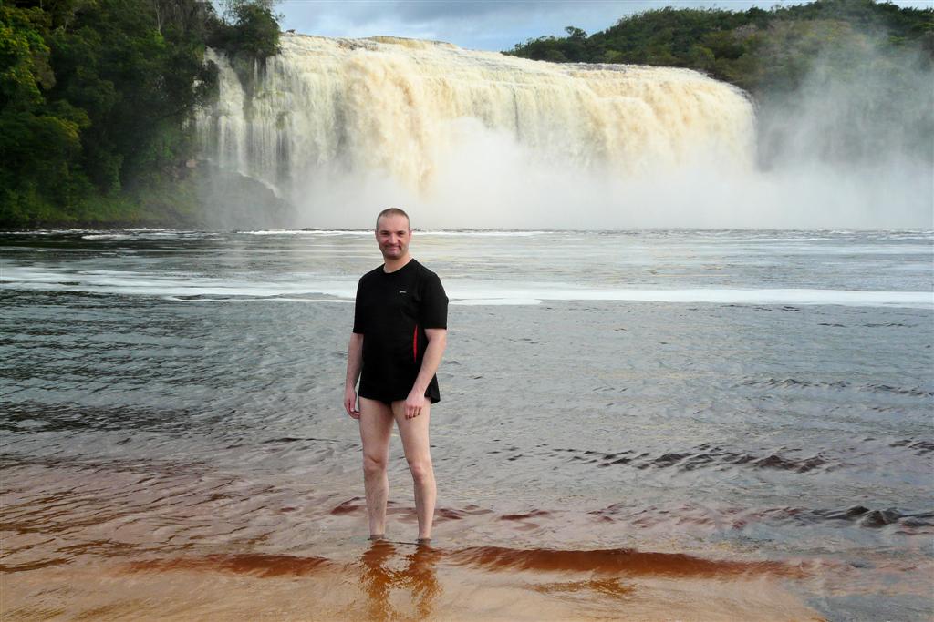 CANAIMA NATIONAAL PARK - Carlos bij een waterval van Canaima laguna
