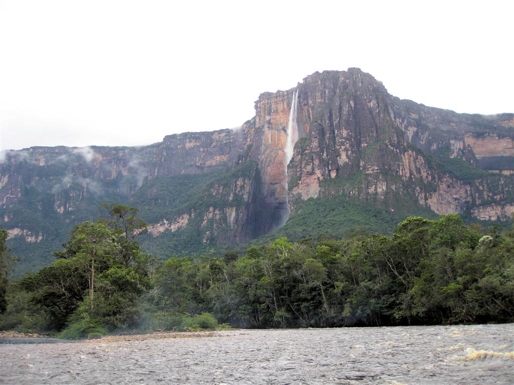 CANAIMA NATIONAAL PARK - zicht op Angel Falls waterval (hoogste vrij waterval ter wereld bijna 1km hoog)