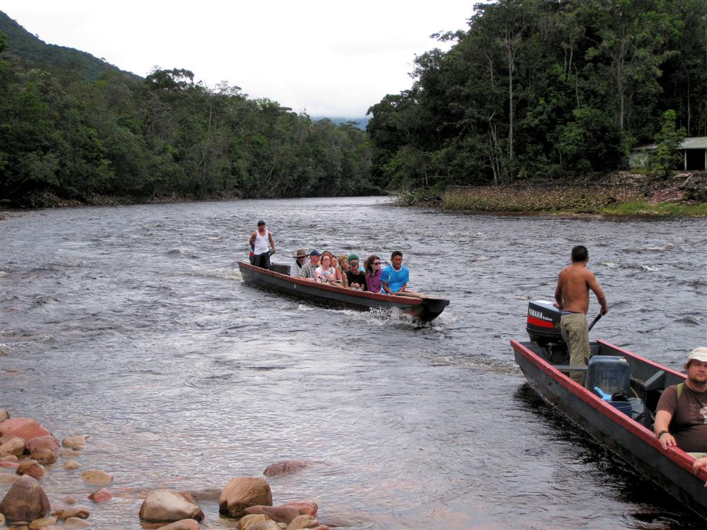 CANAIMA NATIONAAL PARK - met twee boten de rivier oversteken